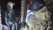 Specialus policijos būrys pasveikino ukrainiečių mergaitę Bachmute