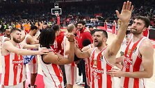 Rokas Giedraitis (kairėje) su &bdquo;Crvena zvezda&ldquo; gali džiaugtis pirmuoju sezono trofėjumi.