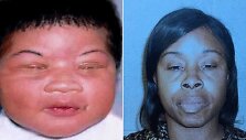 Gloria Williams (de&scaron;inėje) Kamiyah Mobley pagrobė tuoj po gimimo
