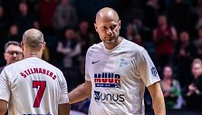 Estų krep&scaron;inio legendos Martino Muurseppo pagerbimo rungtynėse &ndash; Saulius &Scaron;tombergas ir kiti buvę bendražygiai.