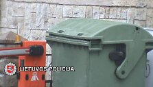 Pinigines vagi&scaron;iai sumetė į konteinerį, pinigus pasiliko sau.