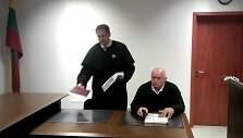 Vytautas Bernatonis (sėdi) su advokatu teisme