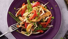 &bdquo;Wok&ldquo; vi&scaron;tiena su saldžiu sojų ir aitriųjų paprikų padažu.