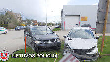Vagi&scaron;ius nesuvalgė nugvelbto "VW Touran" ir rėžėsi į &scaron;alia buvusį lengvąjį automobilį. Po avarijos vyras dar bandė bėgti nuo pareigūnų.