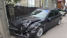 &bdquo;Mitsubishi&ldquo; Kaune apgadino 3 automobilius, skydinę ir stulpą