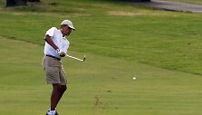 JAV prezidentas Barackas Obama žaidžia golfą. 