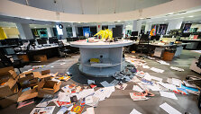 Vandalizmas prie&scaron; laikra&scaron;tį &bdquo;La Stampa&ldquo; / MAURIZIO BOSIO / AFP