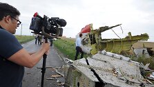 Žurnalistas filmuoja &bdquo;Malaysia Airlines&ldquo; lainerio katastrofos vietoje Donbase