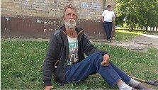 Per dieną surinktus centus vakare Algis i&scaron;leidžia alkoholiui, mat, pasak jo, tai vienintelis gyvenimo džiaugsmas. 