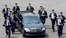 Kim Jong Uno automobilis ir jį lydinti apsauga