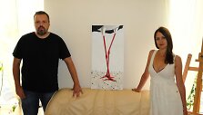 Andrius Užkalnis ir Dovilė Bilk&scaron;tienė su paveikslu 
