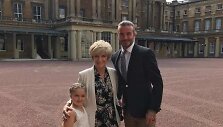 Davidas Beckhamas su dukra Harper ir savo mama