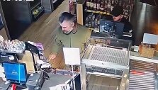 &Scaron;ūviai į policininkus Ukrainoje: degalinėje užfiksuoti galimi įtariamieji 