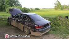 &bdquo;Mazda 626&ldquo; viduje aptikti ir narkotikai