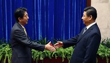 Japonijos premjeras Shinzo Abe (kairėje) su Kinijos prezidentu Xi Jinpingu