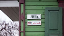 Latvijos nepriklausomybės dieną vilniečiai Latvių gatvę papuo&scaron;ė užra&scaron;u &ndash; Latvie&scaron;u iela