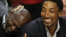 Michaelas Jordanas (kairėje) ir Scottie Pippenas