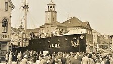 Klaipėdiečiai besibūriuojantys prie pasukto Biržos tilto Friedricho Wilhelmo gatvėje 1937&ndash;1938 m. Dailininko Jono Buračo archyvas