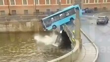 Nufilmuota, kaip Sankt Peterburge autobusas įkrito į upę