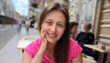 Virginija mėgaujasi &bdquo;Napoleono&ldquo; tortu ir kava Vilniuje