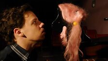 Visus personažus įkūnija vienas aktorius Lukas Alsys