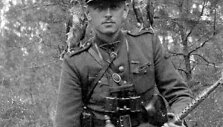 Adolfas Ramanauskas-Vanagas 1947 metais Bingelių kaimo pakra&scaron;tyje su vanagėliais ant pečių pozuoja fotografui