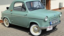 Vespa 400 turėjo medžiaginį stogą, atgal atsidarančias dureles, sedano siluetą ir padangas su baltais &scaron;onais. (BlueBreezeWiki, Wikimedia (CC BY-SA 3.0)