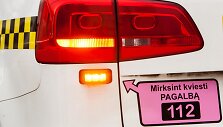 Ant &bdquo;Vilnius veža&ldquo; taksi automobilio galinės dalies sumontuota oranžinė lemputė