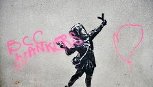 Banksy kūrinys ant pastato Vakarų Anglijoje