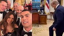 Tikras Ronaldo vizitas Baltuosiuose rūmuose ir DI sugeneruotas vaizdas su kamuolį spardančiu Donaldu