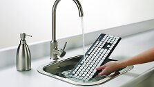 Vandeniui atsparią klaviatūrą &bdquo;Logitech Washable Keyboard K310&ldquo; galima net skalbti