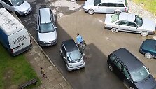 Įvykio vietoje: prie&scaron; antrąją avariją moteris i&scaron;lipo pasižiūrėti, kaip jai reikės i&scaron;vairuoti.