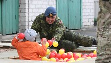 NATO kariai &Scaron;iaulių kūdikių namams padovanojo pavėsinę