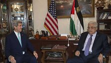 JAV valstybės sekretorius Johnas Kerry su palestiniečių lyderiu Mahmudu Abbasu