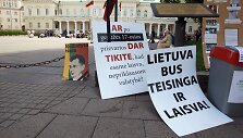 Akcija, skirta paminėti Drąsiaus Kedžio ir Laimutės Stankūnaitės dukros perdavimą motinai.