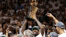 LeBronas Jamesas su NBA trofėjumi rankose