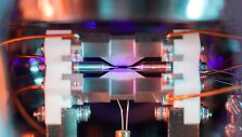 Pačiame &scaron;ios nuotraukos centre &ndash; lygiai vienas stroncio atomas
