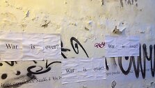 Vilniaus miesto sienos nukabinėtos plakatais &bdquo;War is over?&ldquo;