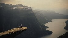 Haraldas Sixas savo merginai Hannai pasipir&scaron;o ant įspūdingiausios uolos Norvegijoje