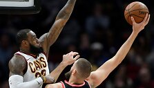 LeBronas Jamesas ir Jonas Valančiūnas