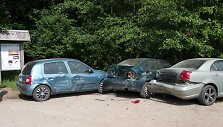Įvykio vietoje: trys apdaužyti &scaron;alikelėje stovintus automobiliai