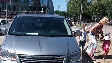 Pilieti&scaron;ka moteris, pastebėjusi be priežiūros automobilyje kepančius vaikus, i&scaron;kvietė policiją: motina &bdquo;nesuprato problemos rimtumo&ldquo;