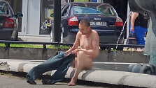 Vyras i&scaron;simaudė fontane