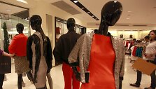 Dubajaus &scaron;eichui reikia 60 asistenčių, kad padėtų jo žmonoms ir dukroms apsipirkti Europoje