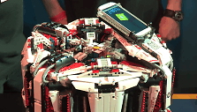 Lego robotas Rubiko kubą surinko vos per 3,2 sekundės
