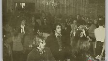 1970 m. nuotrauka, kurioje užfiksuota Vilniaus &bdquo;Žirmūnų&ldquo; restorane vykusio pirmojo roko festivalio akimirka