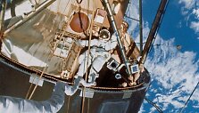Edwardas G.Gibsonas atvirame kosmose greta kosminės stoties &bdquo;Skylab&ldquo;