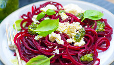 Burokėlių spagečiai su ožkos sūriu ir pesto padažu