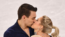 Jungtinių Amerikos Valstijų čiuožėjai Alexa Scimeca Knierim ir Chrisas Knierimas savo trumpąją programą užbaigė bučiniu