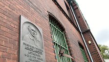 Bereljefas ant Klaipėdos centrinio pa&scaron;to fasado primena apie Mėmelyje (Klaipėdoje) gimusį pasaulio garso astronomą F.W.Argelanderį